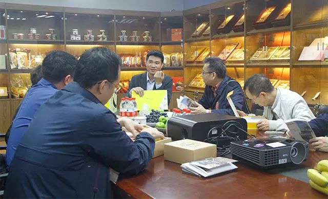 梁百通董事長(cháng)向各代表展示說(shuō)明產(chǎn)品