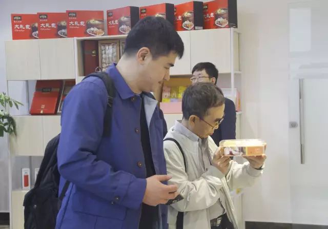 南北行代表參觀(guān)公司及品嘗珍其道產(chǎn)品